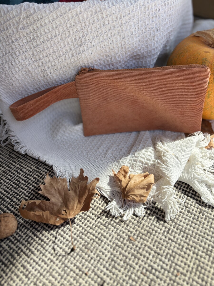 Τσαντάκι χειρός κοτλέ κονιάκ medium