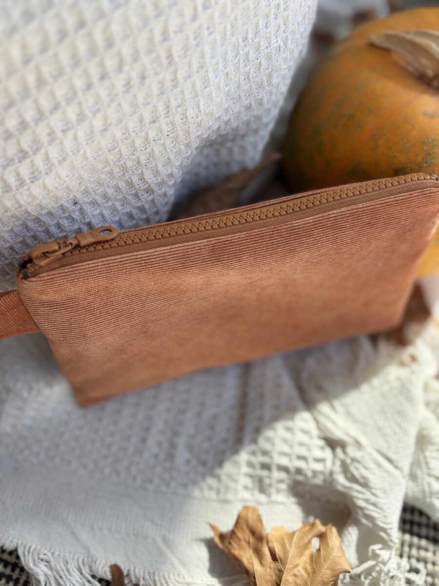 Τσαντάκι χειρός κοτλέ κονιάκ medium