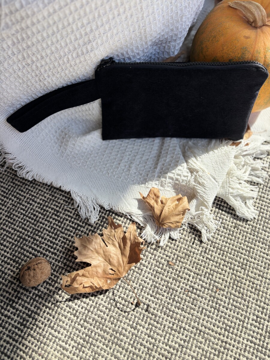 Τσαντάκι χειρός κοτλέ μαύρο medium