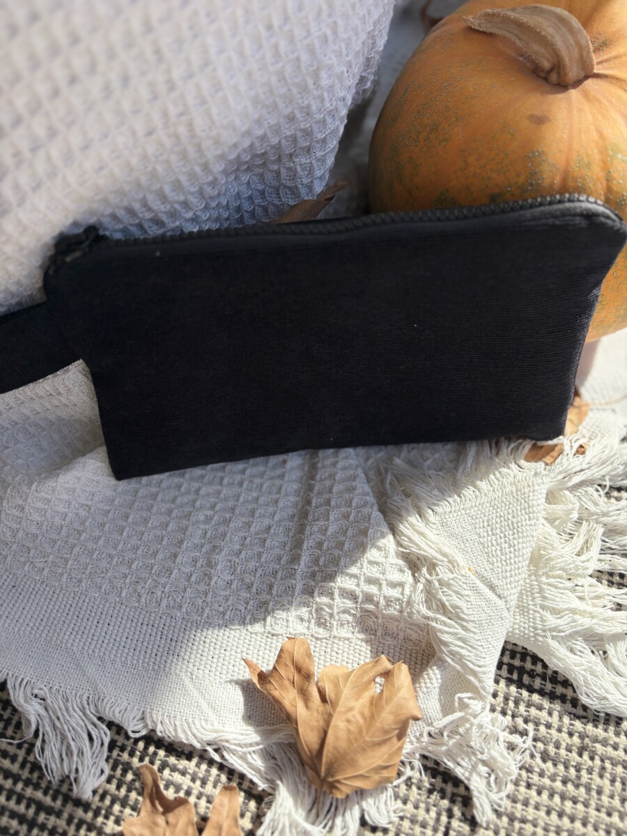 Τσαντάκι χειρός κοτλέ μαύρο medium