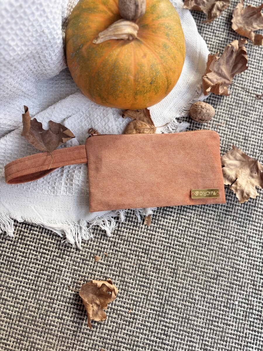 Τσαντάκι χειρός κοτλέ κονιάκ medium